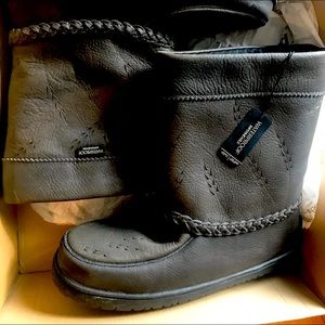 NWT Manitobah Mukluks! Waterproof and cozy!